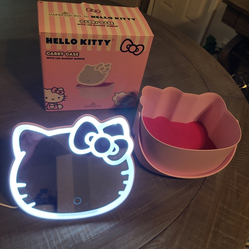 Hello Kitty Pink Carry Case w/ LED Makeup Mirror and Cosmetic Bag Set - Picture 9 of 9